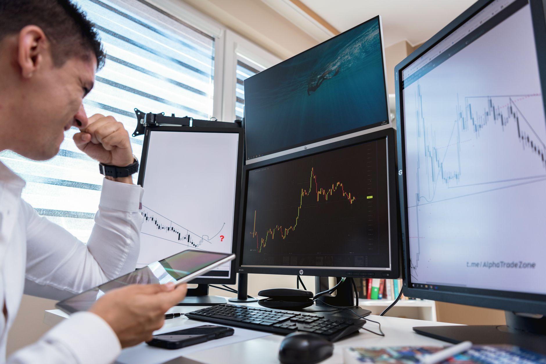 กราฟราคาทอง forex XAU/USD แสดงความผันผวนบนหน้าจอเทรด